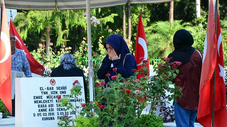 Adana'da şehitliklerde duygusal ziyaret