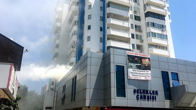 Selekler Çarşısı'nın çatısında korkutan yangın