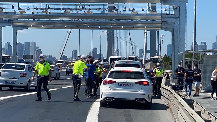 15 Temmuz Şehitler Köprüsü'nde trafik polislerinden hediyeli bilgilendirme