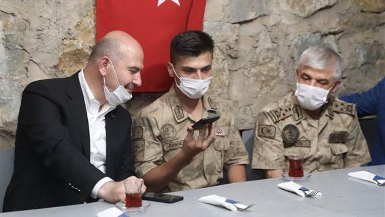 Bakan Soylu, Şırnak'ta askerlerin bayramını kutladı