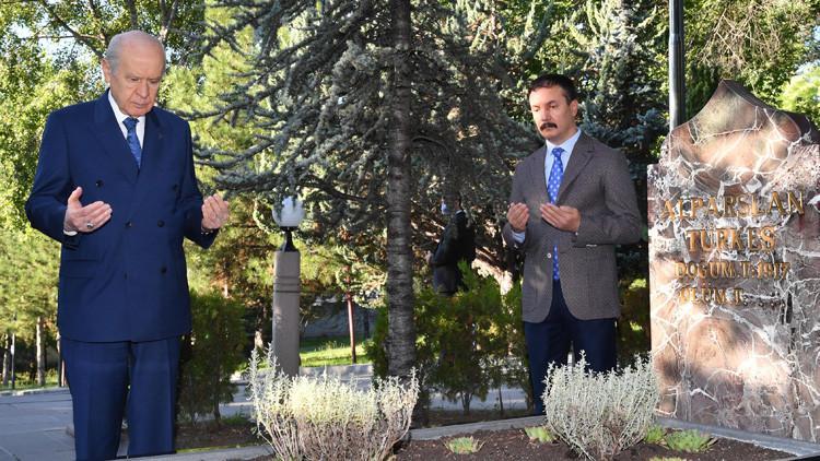 Bahçeli, Türkeş'in mezarını ziyaret etti