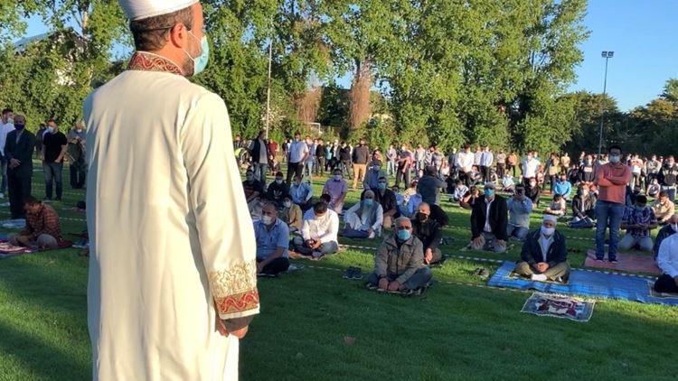 Almanya’da gurbetçiler Kurban Bayramı namazını stadyumda kıldı