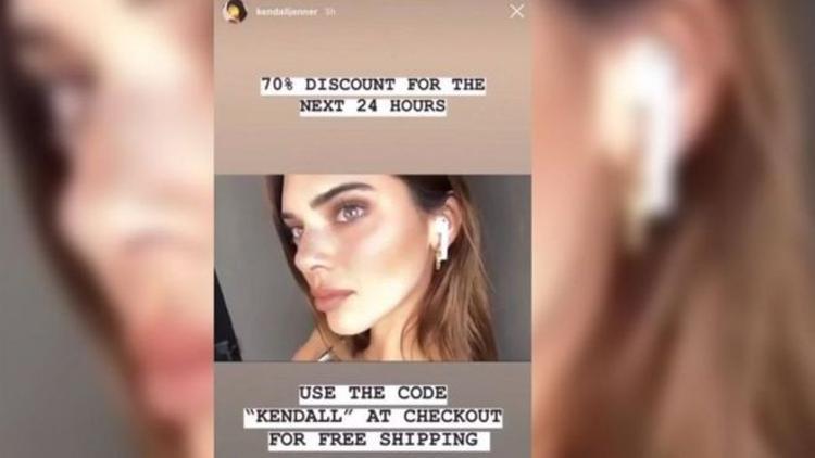 Kylie ve Kendall Jenner, sahte kulaklıkların reklamını yapıyor