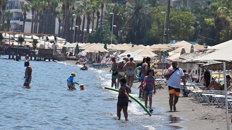 Marmaris'te tatilciler plajları doldurdu