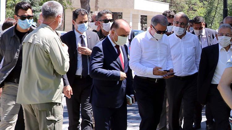 Milli Savunma Bakanı Akar, Kayseri'de anne ve babasının kabrini ziyaret etti