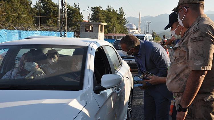 İslahiye Kaymakamı Kotan sürücüleri uyarıp, şeker ikram etti