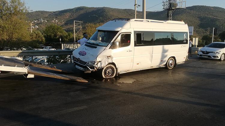Muğla'da otomobil ile minibüs çarpıştı: 5 yaralı