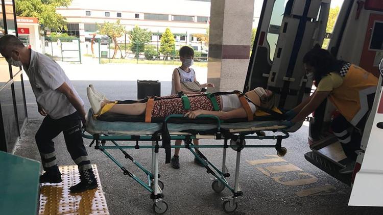 Begüm, otomobilinin bariyere çarpmasıyla yaralandı