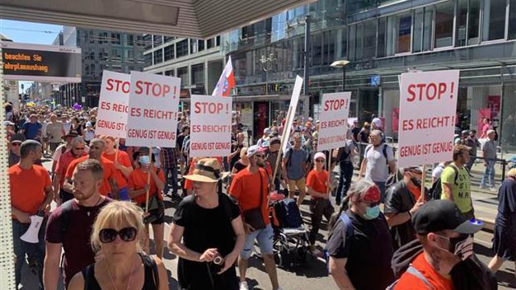 Almanya'da koronavirüs kısıtlamaları protesto edildi