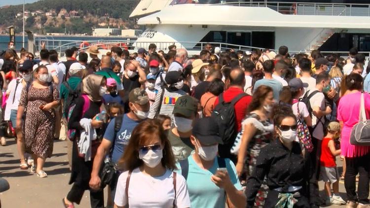 Büyükada'da şaşırtan kalabalık... Sosyal mesafe hiçe sayıldı