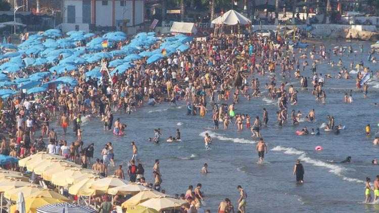 Kızkalesi'nde korkutan görüntü... Şezlonglarda sabahladılar, sosyal mesafe unutuldu!