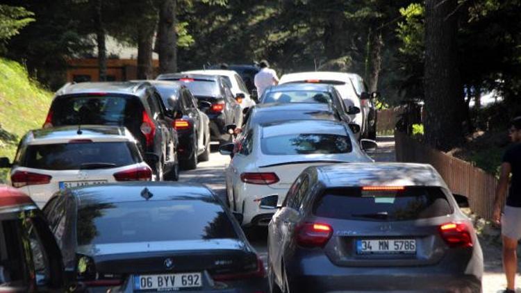 Gölcük ve Abant'ta araç park edecek yer kalmadı