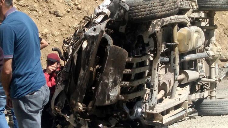 Son dakika... Hakkari'de öğretmenleri taşıyan araç uçuruma devrildi: 6 kişi hayatını kaybetti