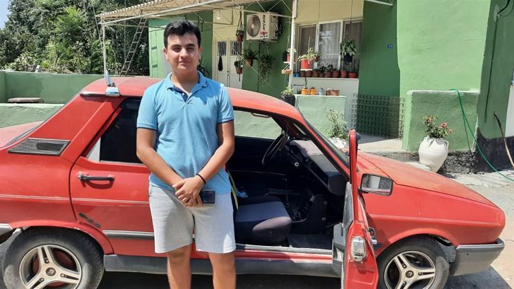 Tesla’ya rakip çıktı! Genç mucit 1999 model otomobili sesli komutla kontrol ediyor