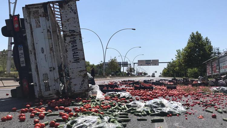 Ankara'da sebze yüklü kamyonet devrildi
