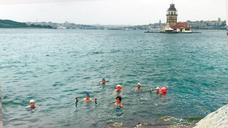 Boğaz’ı yüzerek geçip işlerine gidiyorlar