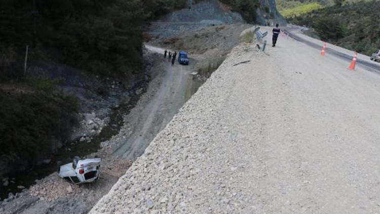 Otomobil 12 metreden alt yola düştü, sürücü yaralanmadı