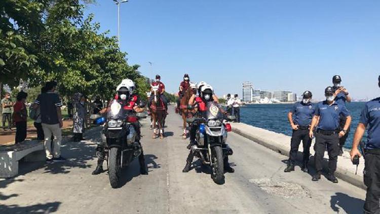 Bakırköy Sahili'nde atlı ve motosikletli koronavirüs denetimi