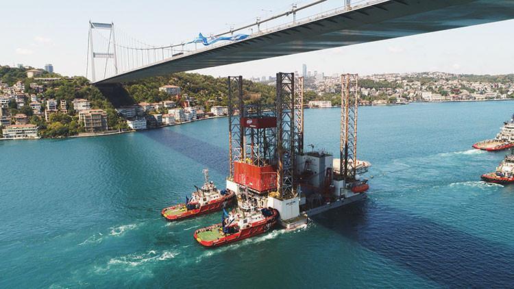 Boğaz'dan bir dev geçti
