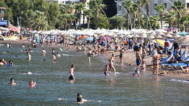Marmaris'te sıcakta sokaklar boşaldı, plaj ve havuz başları doldu