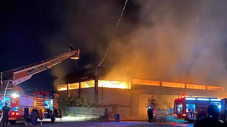 Son dakika haberi: Manisa'da korkutan fabrika yangını!
