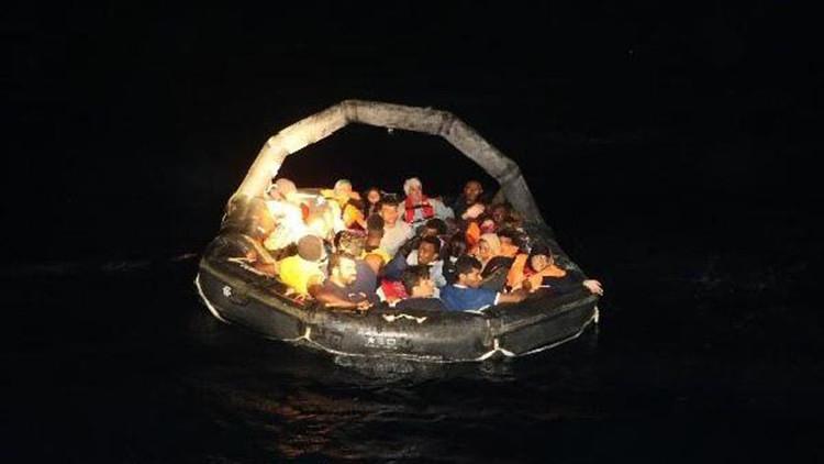 Foça'da yakalanan 125 kaçak göçmen İl Göç İdaresi'ne gönderildi