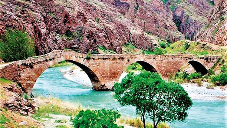 800 yıllık köprüye iş makinesi