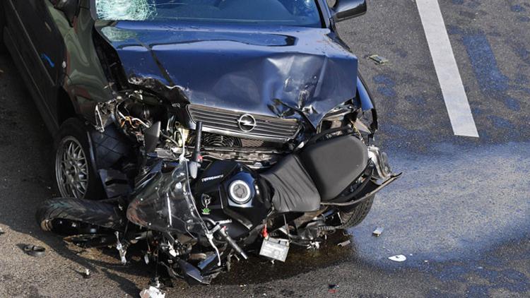 Peş peşe üç motosiklete çarptı, otomobilden inip...