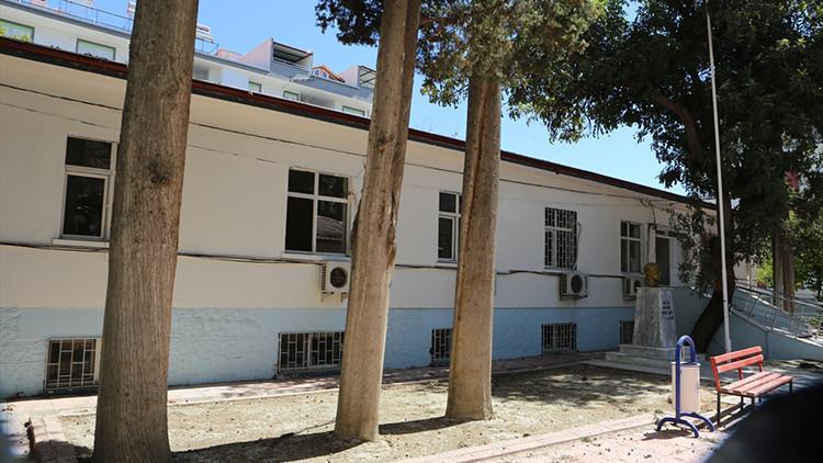 Mut'ta eski okul ve sağlık ocağı binaları onarılıyor