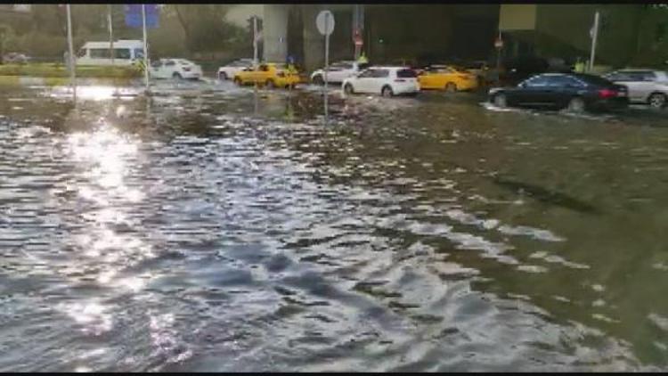 Mecidiyeköy'de yol su altında... Araçlar mahsur kaldı