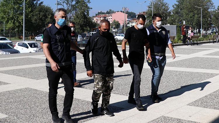 Otomobil hırsızlığı şüphelisi 3 kişi adliyede
