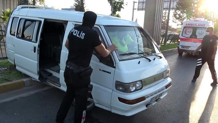 Antalya'da sürücüsünün uyuduğu iddia edilen minibüs refüje çıktı: 2 yaralı