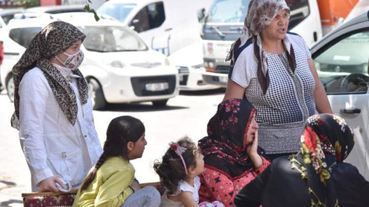 Yanan evine müdahaleyi gözyaşlarıyla izledi