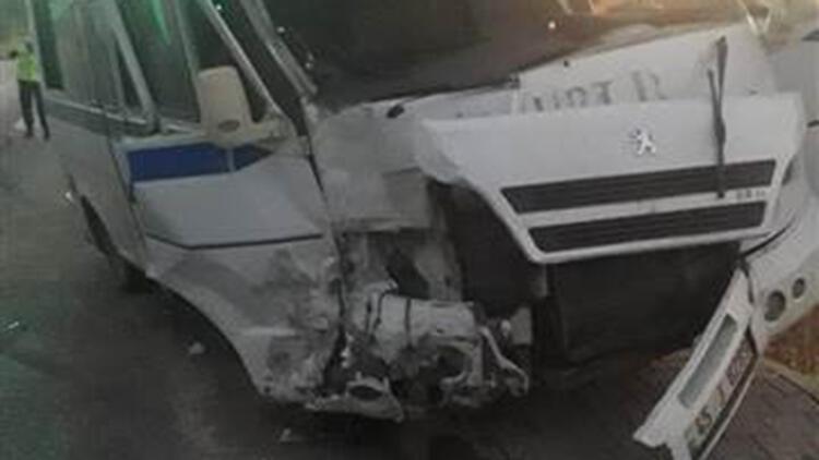 Manisa'da işçi servisleri çarpıştı: 12 yaralı       
