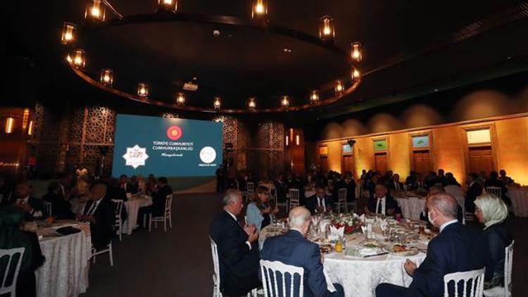 Cumhurbaşkanı Erdoğan, sanatçılar ve gençlerle akşam yemeğinde bir araya geldi