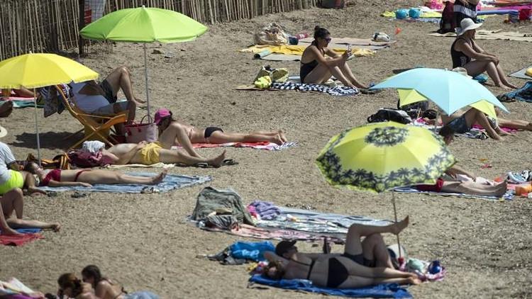 Fransa'da 'üstsüz güneşlenme' krizi