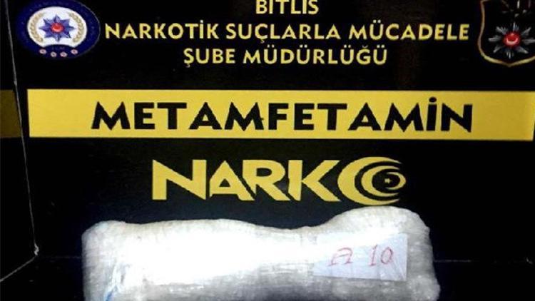 Bitlis'te şüpheli araçta 1 kilo metamfetamin ele geçirildi