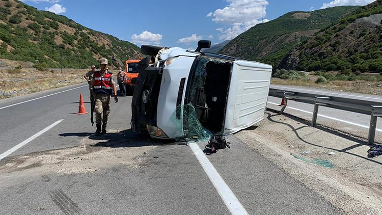 Erzincan'da minibüs devrildi: 7 yaralı