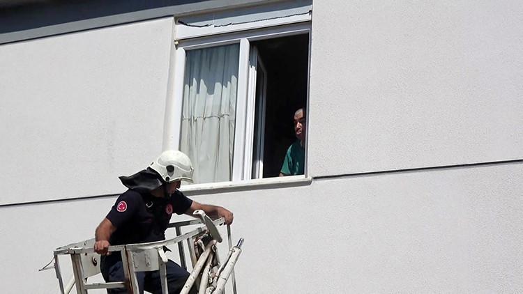 Odada mahsur kalan 80 yaşındaki engelliyi, polis ve itfaiye kurtardı