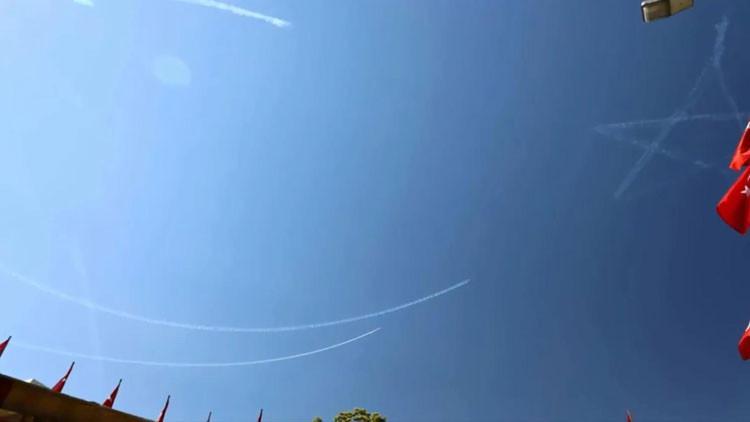 Muhteşem görüntü! Türk Yıldızları, gökyüzünde Türk bayrağını çizdi