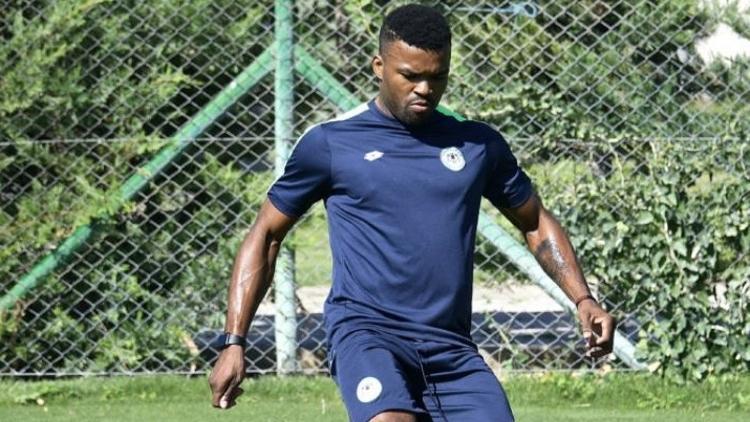 Konyaspor'un yeni transferi Eduok takımdan ayrı çalışıyor