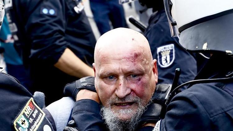 Almanya'da binlerce kişi koronavirüs protestosuna katıldı