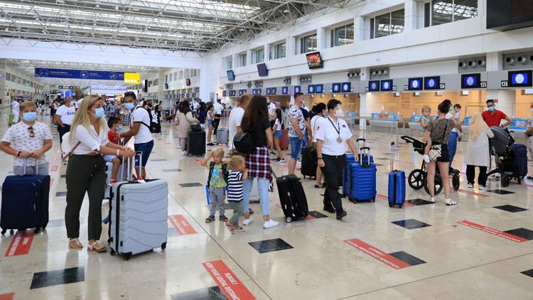 Antalya'da 65 bin turiste koronavirüs testi yapıldı