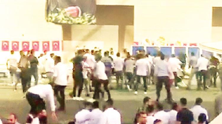 Arbede çıkarıp gazetecileri dövdüler
