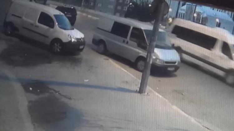 Esenyurt'ta hırsızlık için park halindeki otomobili iterek kendilerine yer açtılar