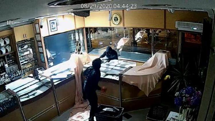 Güngören'de 3 dakikada 10 kilo altını çalan hırsızlar kamerada