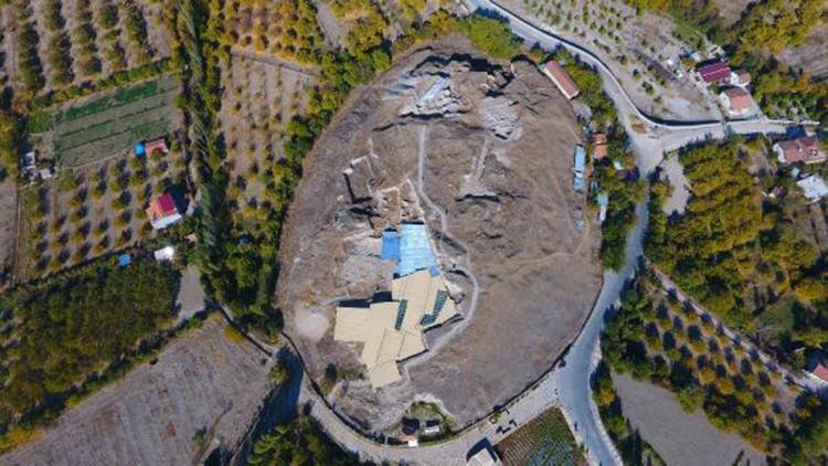 Arslantepe Höyüğü'nde cam kolye ve bilezik bulundu