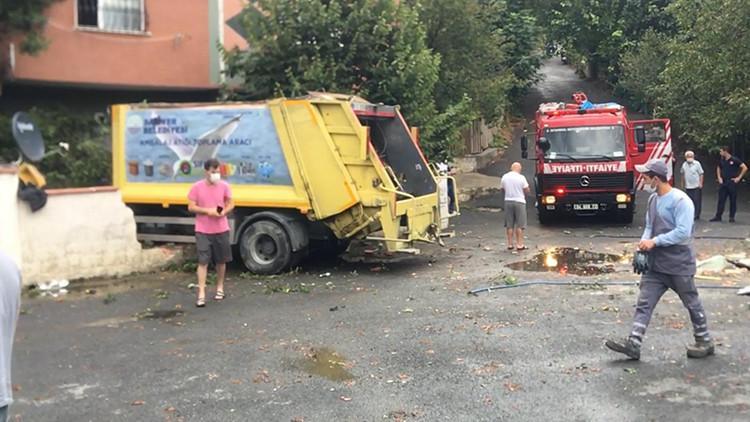 Son dakika haberler: Sarıyer'de çöp kamyonu evin bahçesine girdi