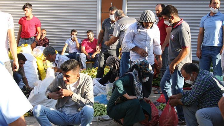 Diyarbakır'da, pazarda sosyal mesafe unutuldu
