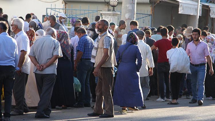 Diyarbakır'da, pazarda koronavirüs önlemleri unutuldu